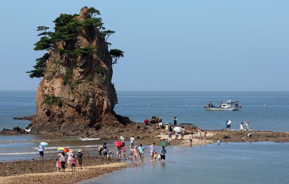 노을을 마주 보는 두 바위